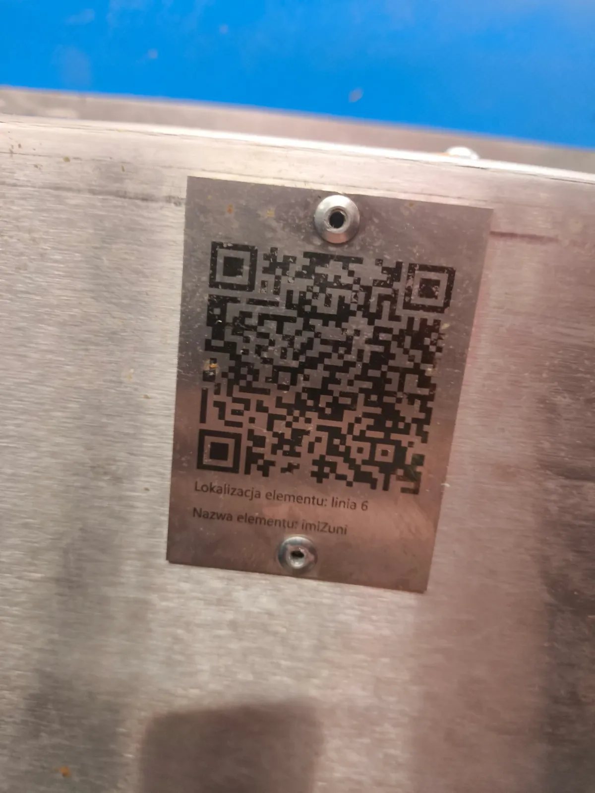 Metalowa tabliczka z kodem QR identyfikującym element linii produkcyjnej
